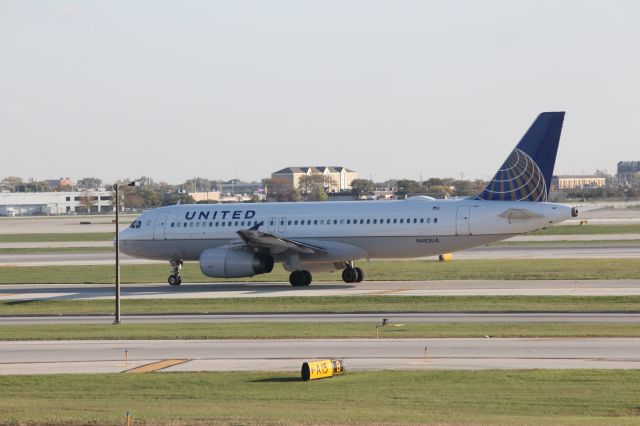 Airbus A320 (N482UA) - 102513 taxiing in on M