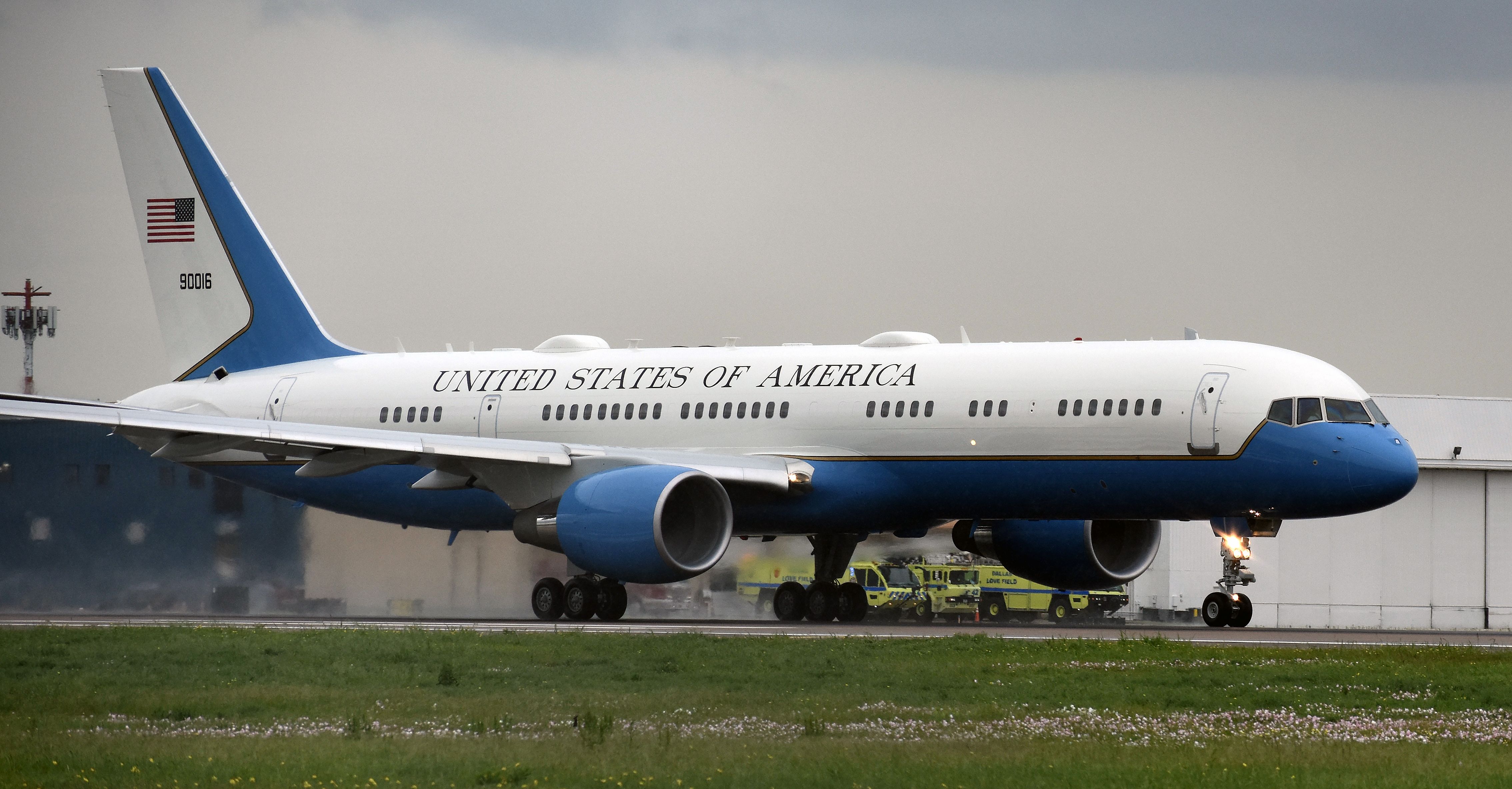 Boeing 757-200 (90016) - President Trump departs a very wet DAL in Air Force One (C-32A).