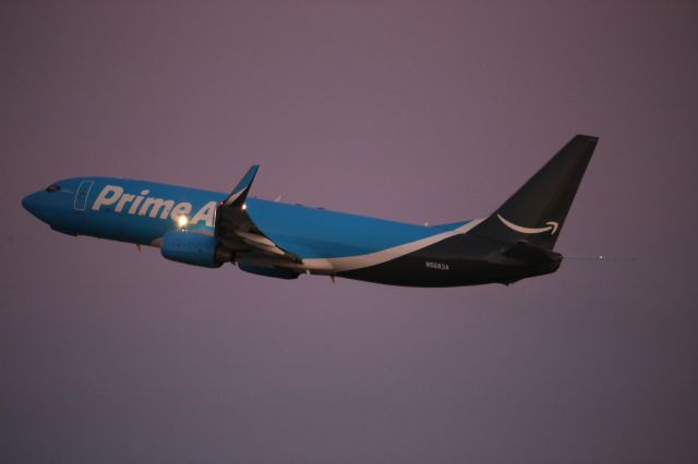 Boeing 737-800 (N5683A)