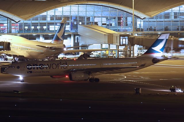 Airbus A330-300 (B-HLU)