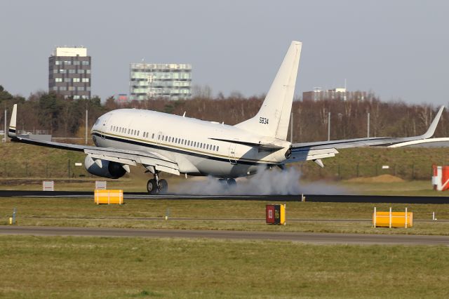 Boeing 737-700 (16-5834)