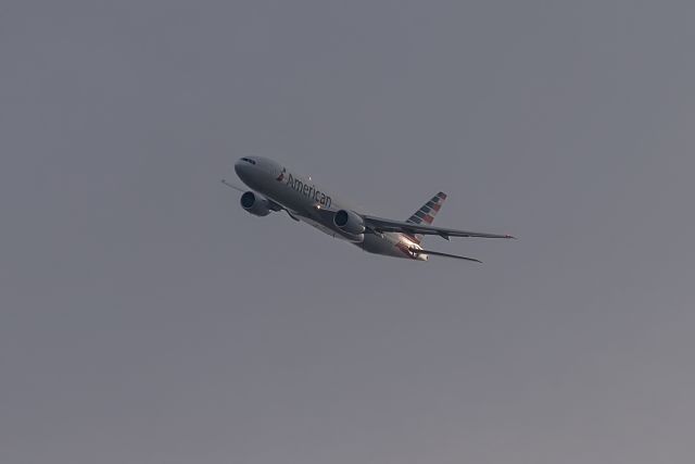Boeing 777-200 —