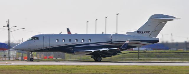 Bombardier Challenger 300 (N527FX)