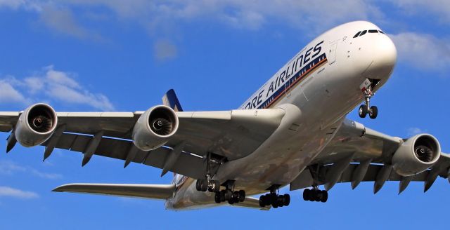 Airbus A380-800 (9V-SKC) - Landing runway 27R.