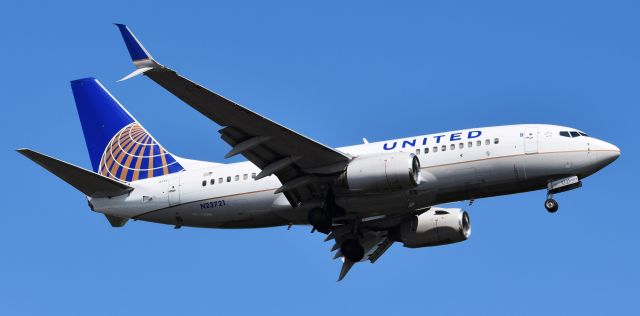 Boeing 737-700 (N23721) - A lil UA 700 on approach to 23R at RDU, 7/15/18.