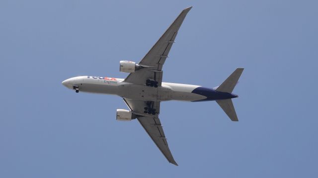 BOEING 777-200LR (N851FD) - "Tristin" on final to 18C at KMEM arriving from KEWR.