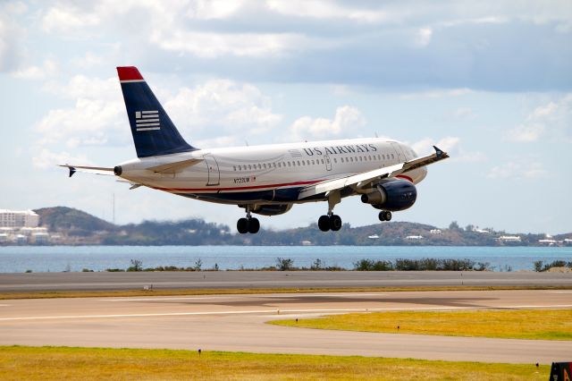 Airbus A319 (N723UW) - Cactus 1070 about to touch down on Runway 30.