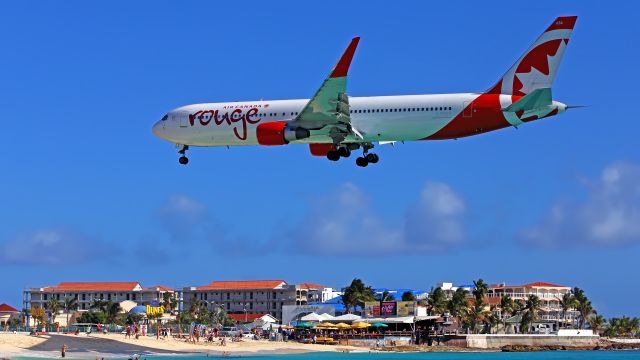 Boeing 777-200 (C-FMWV) - Maho Beach Depuis lhôtel Ocean Point Resort.