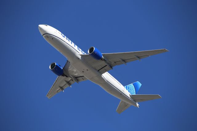 Boeing 777-200 (N206UA)