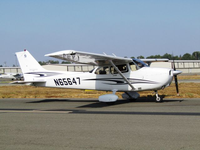 Cessna Skyhawk (N65647) - Taxiing to RWY 24