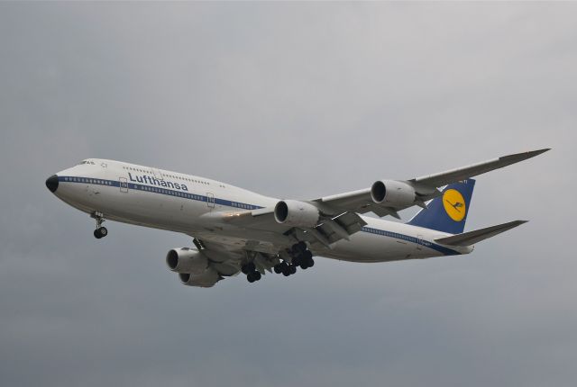 BOEING 747-8 (D-ABYT) - Boeing B747-830 D-ABYT MSN 37844 of Lufthansa with "retro livery" is on approach to Mexico City International Airport (08/2018).