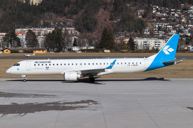 EMBRAER 195 (I-ADJN)