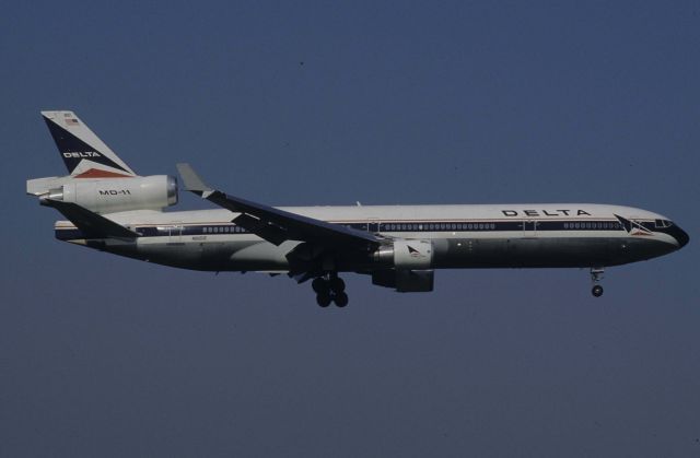Boeing MD-11 (N810DE) - Final Approach to Narita Intl Airport Rwy16R on 1998/06/21