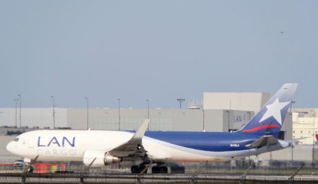 BOEING 767-300 (N418LA)