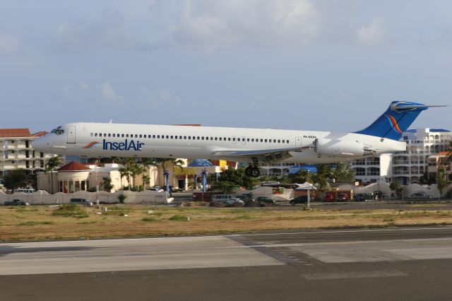 McDonnell Douglas MD-82 (P4-MDH)