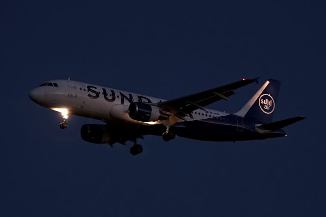 Airbus A320 (9A-IRM) - Night landing at DUS / EDDL, 17.apr 2022, 09:09PM CEST