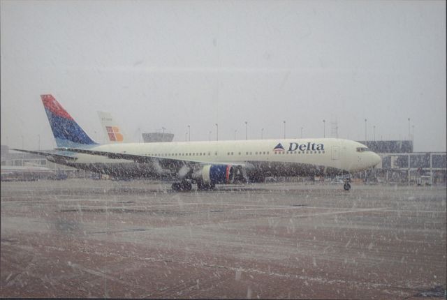 BOEING 767-300 —