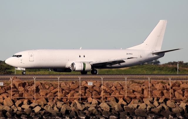 BOEING 737-400 (ZK-PAU) - Arriving Rwy 34L