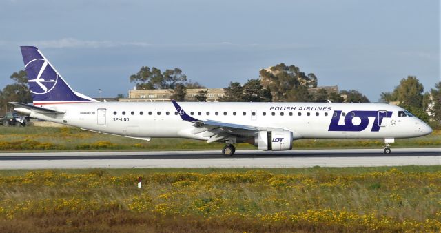 Embraer ERJ-190 (SP-LND) - On landing RWY13