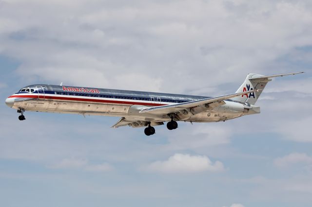 McDonnell Douglas MD-80 (N9677W)