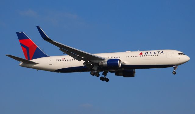 BOEING 767-300 (N1201P) - Taken from the threshold of 29L