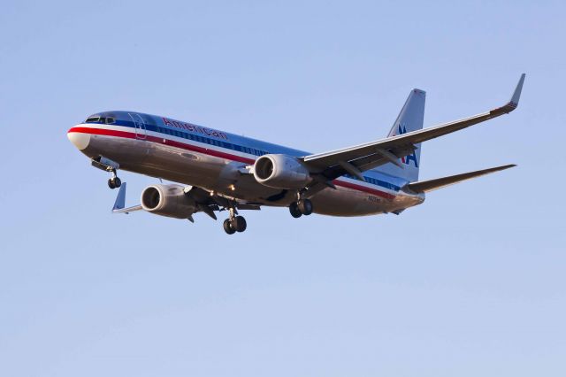 Boeing 737-700 (N825NN) - LAX