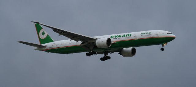 Boeing 777-200 (B-16702) - Evening arrival from BKK on 27L 18.7.15