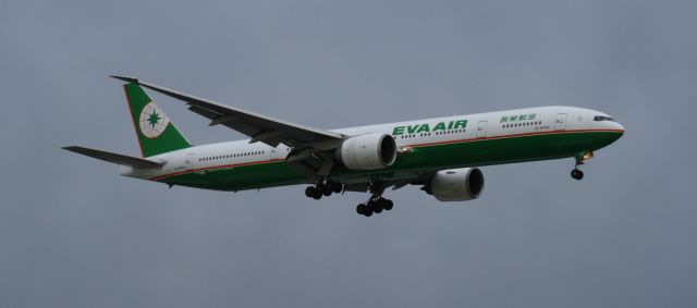 Boeing 777-200 (B-16702) - Evening arrival from BKK on 27L 18.7.15