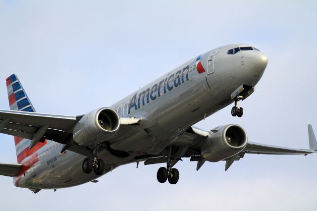 Boeing 737-800 (N992AN)