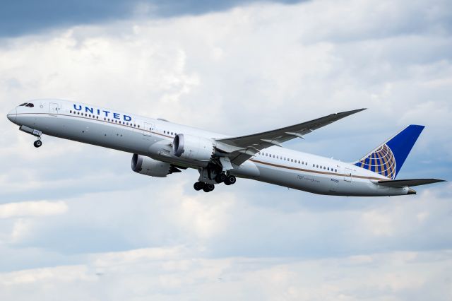 BOEING 787-10 Dreamliner (N17002)