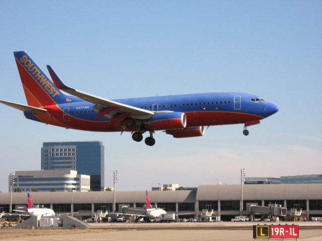 Boeing 737-700 (N477WN) - Landing on RWY 19R