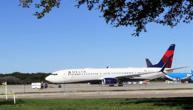 Boeing 737-900 (N855DN)