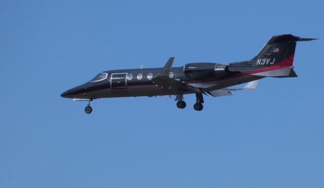 Learjet 31 (N3VJ) - On final is this 1991 Learjet 31A in the Winter of 2019. Currently configured for use as a Medevac.