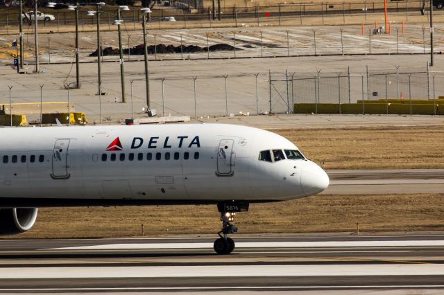 BOEING 757-300 (N596NW) - This is a Delta Boeing 757 taxxing for departure on Runway 21L at Detroit Metro. This was taken at 560mm zoom on a Canon EOS 7D Mark II with a Canon 1.4x III extender connected to base with a 100-400mm mk ii lens in daylight. 