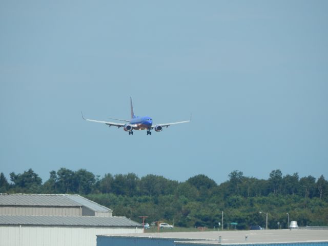 Boeing 737-700 (N948WN) - A Southwest Boeing 737 on short final to KALB.