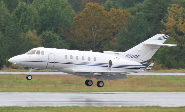 Hawker 800 (N900R) - Arriving on runway 20 - 10/5/09  Registered Owner: Real Air (NASCAR) Leasing LLC