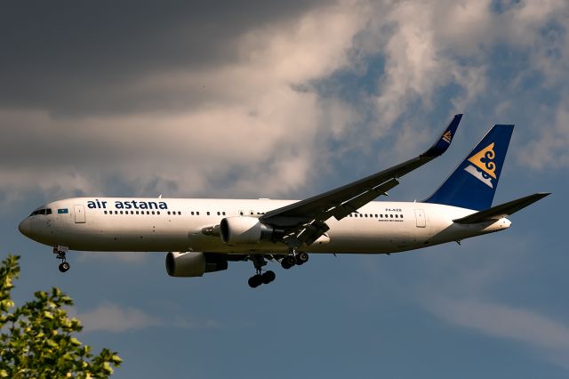 BOEING 767-300 (P4-KEB)