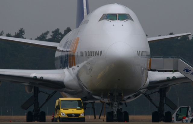 Boeing 747-400 (N464MC)