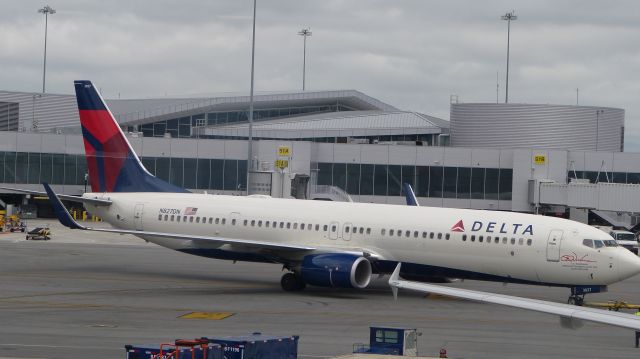 Boeing 737-900 (N827DN)