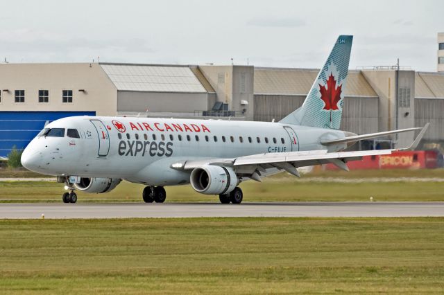 Embraer 175 (C-FUJE)