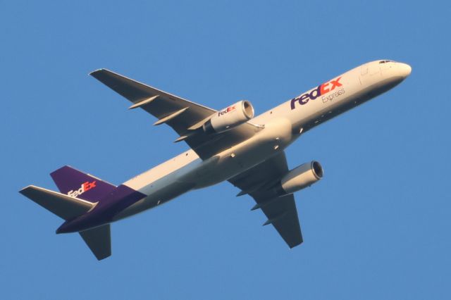 Boeing 757-200 (C-FMEU) - C-FMEU Boeing B-757-2B7 MAL7054 Morningstar Express De Moncton YQM vers Montreal Mirabel YMX Altitude 3015 Mètres Vitesse 462 Km/H Survolant le fleuve St-Laurent QC. à Lavaltrie le 18-07-2024 à 20:03.