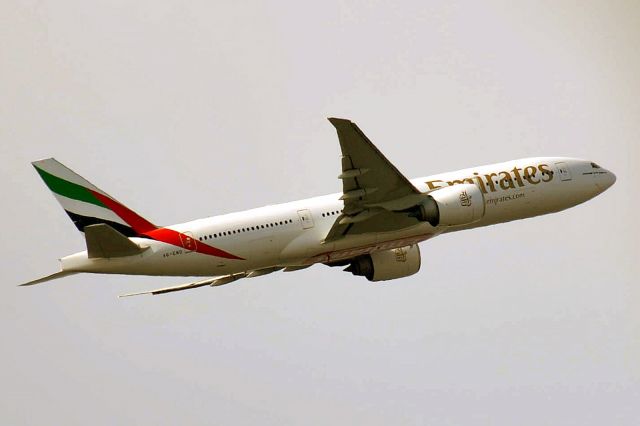 Boeing 777-200 (A6-EWD)