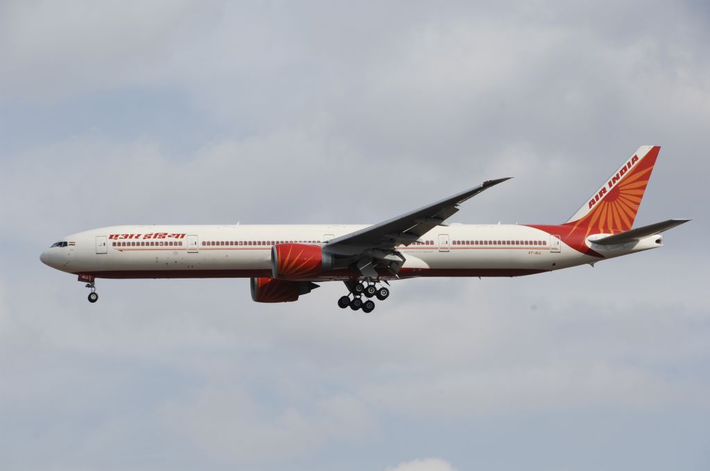 BOEING 777-300 (VT-ALL) - Final Approach to Narita Intl Airport R/W34L on 2010/1/3