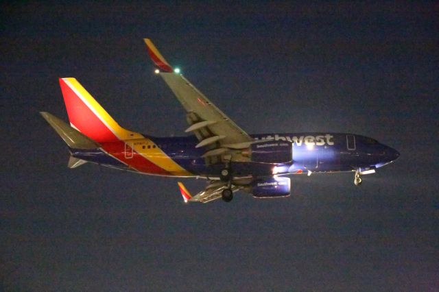 Boeing 737-700 (N7817J)