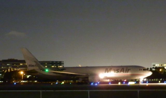 BOEING 767-300 (N420LA) - Night departure for Quito(SEQM)