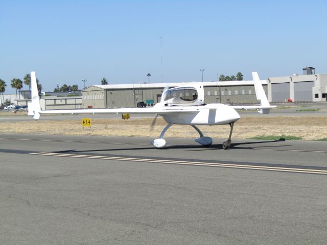 RUTAN Long-EZ (N606TT) - Taxiing to hangar