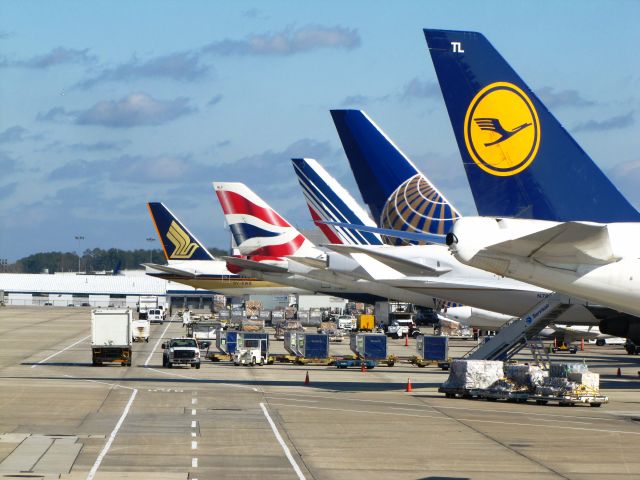 — — - D-ABTL Lufthansa Boeing 747-400  N78001 Continental Airlines Boeing 777-200  F-GSPC Air France Boeing 777-200  G-BNLF British Airways Boeing 747-400  9V-SWG Singapore Airlines Boeing 777-300