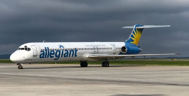 McDonnell Douglas MD-83 (N877GA)