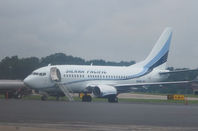 Boeing 737-700 (N709S)