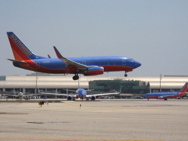 Boeing 737-700 (N458WN) - Landing on RWY 19R